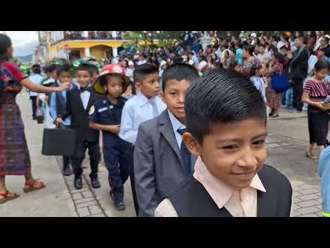Defile Alegorico de Santo Domingo Xenacoj estudiantes de las diversas escuelas. #baile #parati 