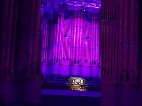 Mad Rush by Philip Glass Performed by Anna Lapwood at Birmingham Town Hall