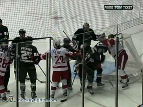 Johan Franzen vs Sean O'Donnell Oct 18, 2006