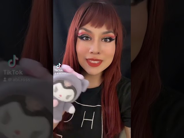 Vídeo relacionado con Joy Toy - Sanrio Kuromi Peluche 24 cm en Bolsa de cartón