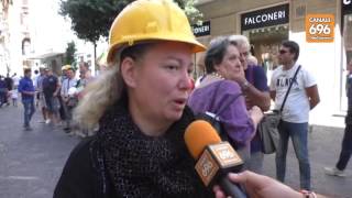 fonderie-flash-mob-con-caschi-e-tricolore-al-tribunale