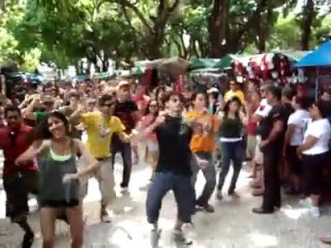 Do nada a dança começou no meio da feira