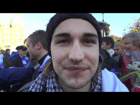 Kevin Walker ger bort Tröja till en liten tjej på torget i Sundsvall 2011-10-24