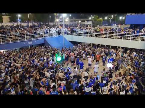 "Acá llegó la banda del barrio de Liniers - Vélez vs Atlético tucumán" Barra: La Pandilla de Liniers &bull; Club: Vélez Sarsfield