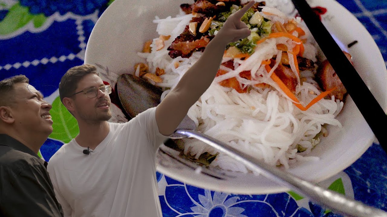 Experience a virtual tour of 14 Ton That Dam Hidden Shops.