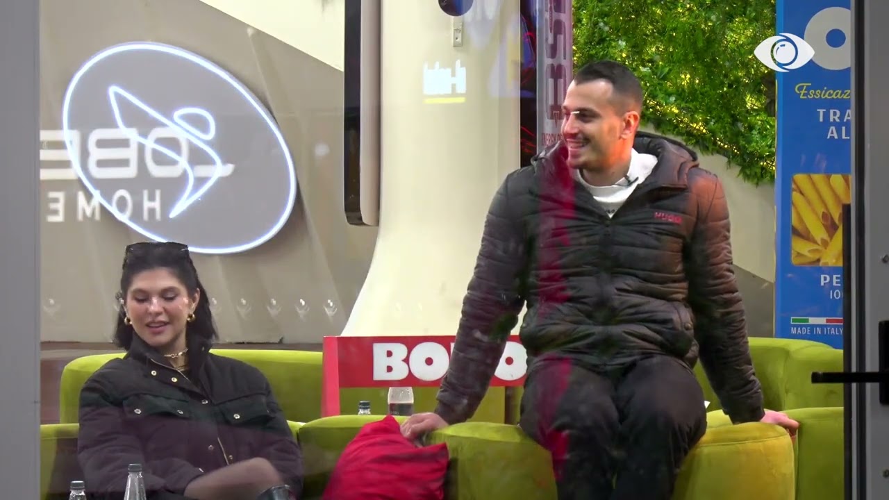 Selin përgatit darkën për Stelinën dhe Keijsin, shtron tavolinën me petale trëndafilash