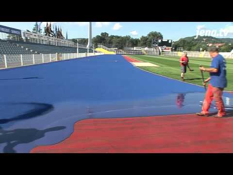 Einbau: Das Ernst-Abbe-Stadion erhält eine neue blaue Kunststoffbahn