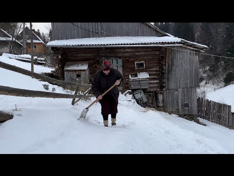Leben im Winter in den Karpaten, im Schneesturm bewältigen wir die Farm, bereiten ein Maisgericht (T