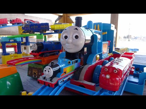 Thomas the Tank Engine & Chuggington ☆ Plarail colorful course with Big Thomas and Rainbow Bridge!