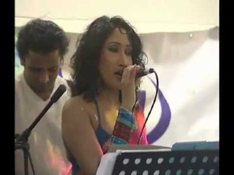 Sanda Rejiniya by Uresha Ravihari Live in London in June 2007 originally sung by Sujatha Attanayake