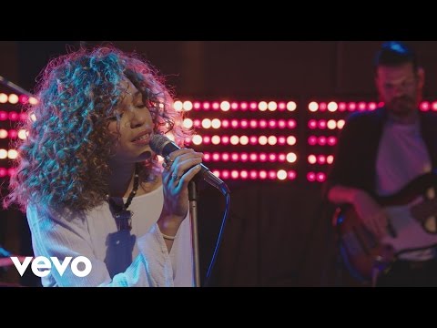 Izzy Bizu - Izzy Bizu performs 'White Tiger' - BRITs 2016 Critics' Choice Sessions