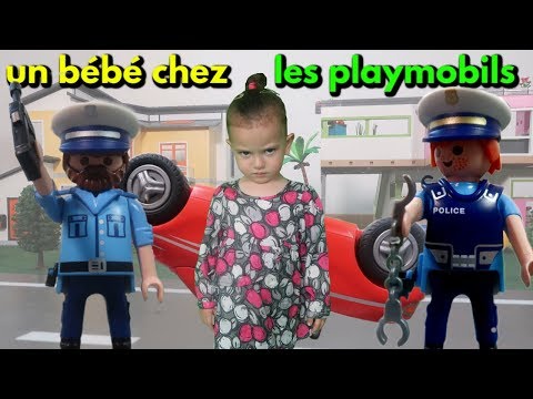 UN BÉBÉ HUMAIN CHEZ LES PLAYMOBIL 👶 Elle provoque un accident! 👮 LA POLICE ARRIVE [FILM PLAYMOBIL]
