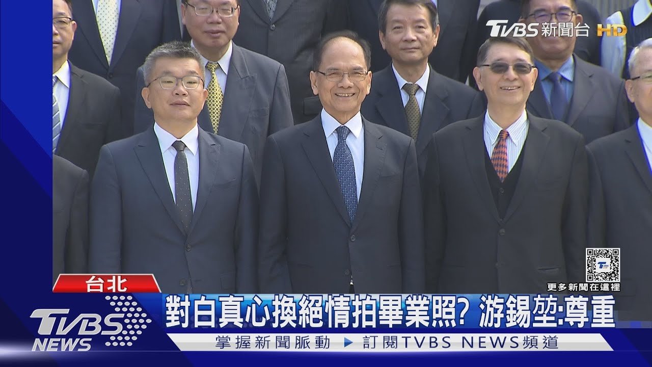 游錫堃拍畢業照？　眾自推選龍頭傅崐萁嗨