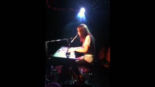 Gabrielle Aplin Out On My Own (live)