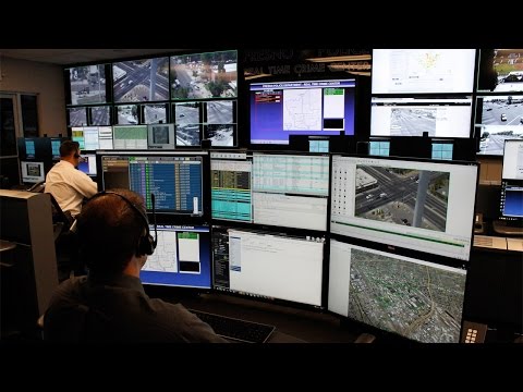 警方將監控工作提升到一個全新的高度。 (Police Take Surveillance To A WHOLE New Level)