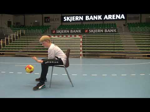 Prell den Ball durch die Stuhlbeine hindurch (German) - Handball skills - Learn Handball