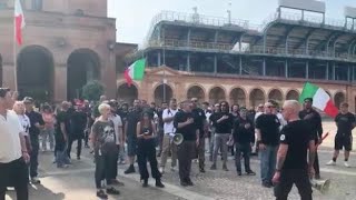 «Remigrazione»: la polizia usa gli idranti per disperdere gli antifascisti