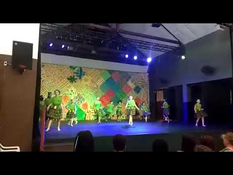 Ana Cecília dançando no Iracema Nogueira. O idioma das árvores