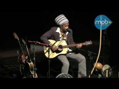 Carlinhos Brown tocando Vumbora Amar e Rapunzel Acústico