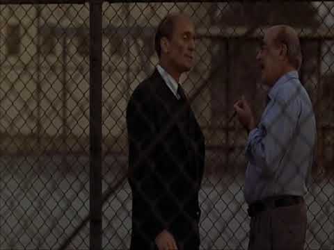 El Padrino II - Tom Hagen visita a Frank Pentangeli en su aislamiento.