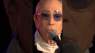 Alain Chamfort chante «Les Microsillons» sur la scène du «Live Musique»