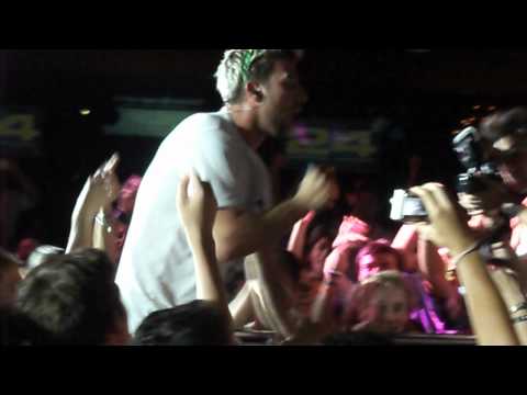 two fingerz a latina