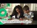 Ryan helpt zijn moeder met lezen en schrijven