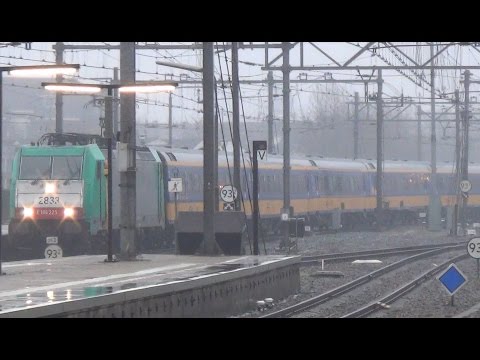 E 186 225 (Traxx 2833) met IC Brussel komt aan op Station Dordrecht