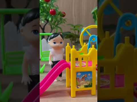 Aping bermain perosotan di taman