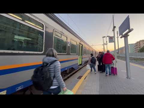 RV 3137 Ventimiglia Torino Porta Nuova in arrivo e in partenza dalla stazione di Loano