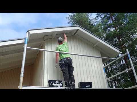 Sodankylä  21.7.2023. Maalari maalaa isoa taloa. P7210563 ok