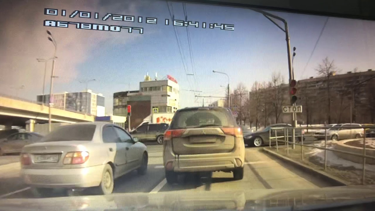 Таксист врезался в Mitsubishi у станции метро имени Академика Янгеля