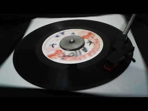 Carl Meeks & Daddy Lilly - Lean on me