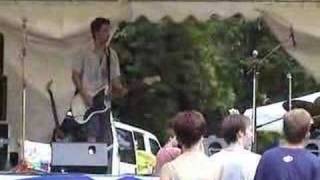 Videoklip Lety Mimo - Troska (live) s textom piesne