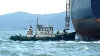 preview picture of video 'Columbia River, Astoria, Oregon.  Ship slips anchor.'
