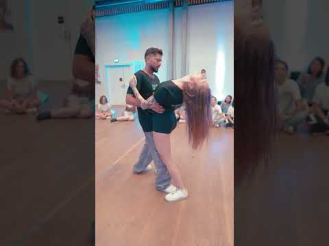 Baila Mundo - Emilia Moraes & Tiago Moraes | Billie Eilish - WILDFLOWER