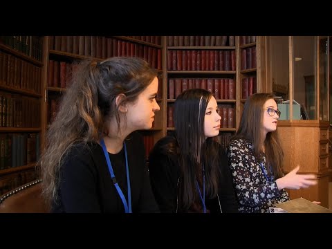 Ο Michael Meredith [Μάικλ Μέρεντιθ] παρουσιάζει τα σκηνικά παραπετάσματα του Edward Gordon Craig και τη σημασία τους για την εξέλιξη της σύγχρονης σκηνογραφίας. Το βίντεο αναφέρεται επίσης στη σχέση των σκηνικών παραπετασμάτων με τον σκηνικό φωτισμό. Παραγωγή: Stevenage Arts Guild.