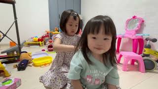 4歳と1歳の姉妹で美容室ごっこ💇‍♀️ゆずちゃん気持ちよさそう♪