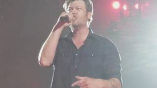 Blake Shelton- Hillbilly Bone live in Spokane