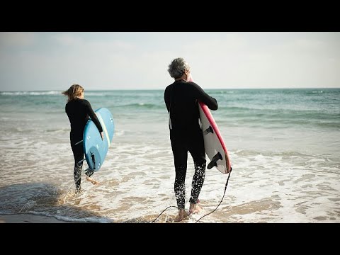 Senioren in Klaipėda entdecken Bodyboarding an der Ostseeküste