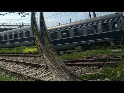 Tren spre peron pe sub pasarela Burdujeni-Suceava..