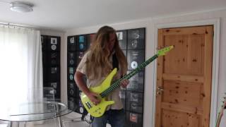 Bass playing In Magnus Rosén home with beats!