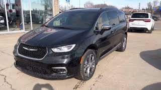 Chrysler Pacifica Pinnacle in Black