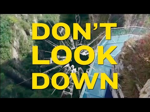 3,500フィートの高さの中国のガラス橋が割れる (3,500-ft High Chinese Glass Bridge Cracks)