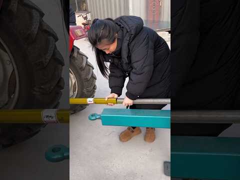 1Towedmanure spreader, driven by a smallfour-wheeled tractor.🚜🚜👍👍