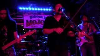 Joe Deninzon and Stratospheerius perform 