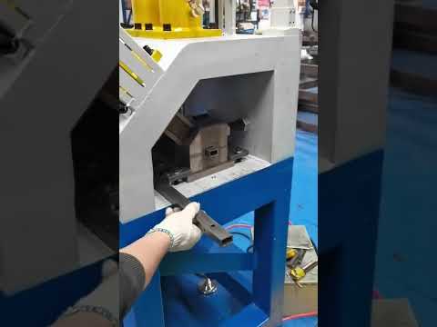 Автоматический станок для резки и пробивки отверстий в трубах.