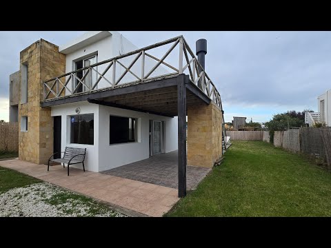 Video de YouTube - Casa de dos dormitorios, terraza, piscina, deck y parrillero en Balneario Buenos Aires