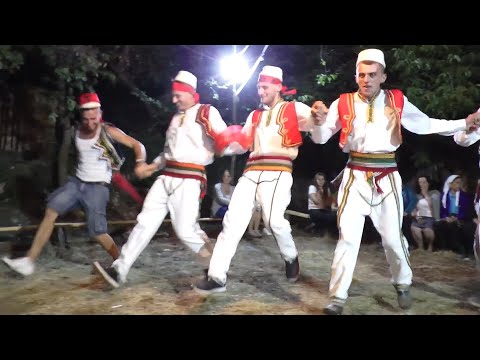 Valle energjike shum e bukur, Kërcyer nga veshjet tradicionale