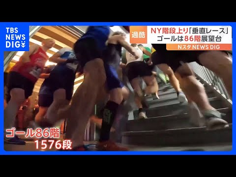 エンパイア ステート ビルディングはホリデーシーズンに向けて緑と赤にライトアップされました。メトロポリタンライフタワーも青と黄色にライトアップされているのが見えます。